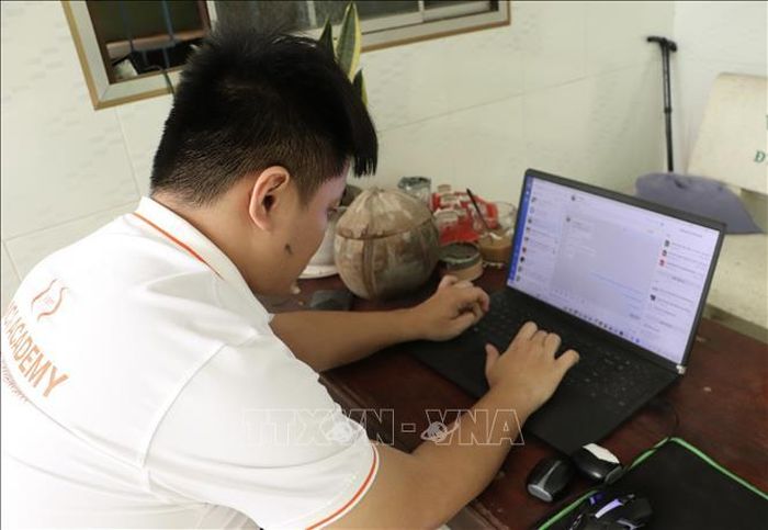 Lê Tấn Đạt được Học viện MCI Việt Nam tạo điều kiện làm việc tại nhà khi không có những cuộc họp quan trong tại thành phố Hồ Chí Minh hay tại Hà Nội. Ảnh: Hồng Nhung/TTXVN
