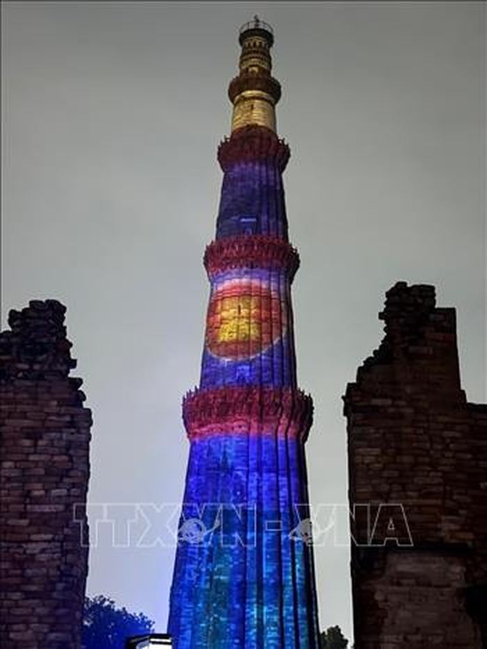 Hình ảnh lá cờ ASEAN hiện lên rực rỡ trên tòa tháp Qutub Minar cổ kính ở thủ đô New Delhi. Ảnh: Quang Trung/Pv TTXVN tại Ấn Độ.