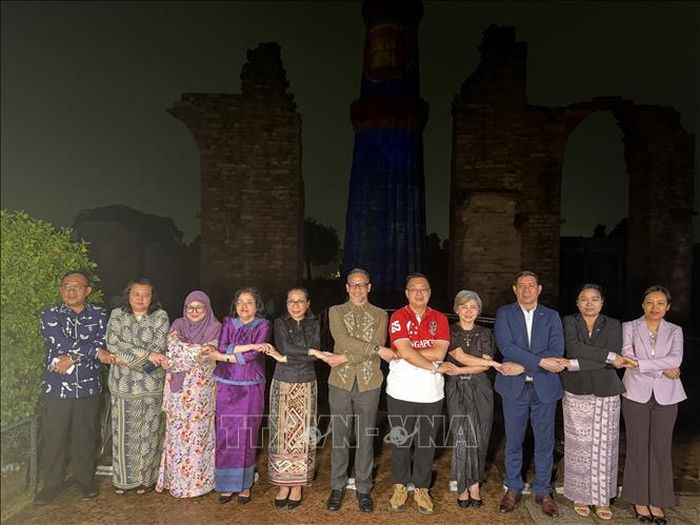 Các Đại sứ, Đại biện lâm thời và đại diện các nước thành viên ASEAN cùng thực hiện nghi thức bắt tay theo truyền thống ASEAN và chụp ảnh lưu niệm tại buổi lễ. Ảnh: Ngọc Thúy/Pv TTXVN tại Ấn Độ