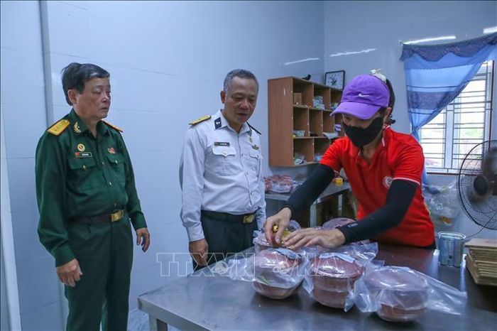 Quy trình đóng gói, dán tem mác sản phẩm cá chạch kho niêu đất đã được công nhận đạt chuẩn OCOP 3 sao tại Công ty TNHH Thỉnh Ca, xã Quỹ Nhất.