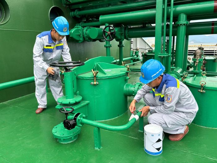 Cán bộ, chiến sĩ Hải đoàn 32 tích cực bảo dưỡng, sửa chữa trang thiết bị kỹ thuật trên tàu.