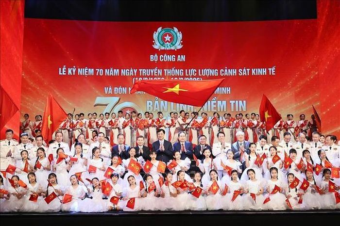 Chủ tịch Quốc hội Trần Thanh Mẫn với đại biểu dự lễ kỷ niệm. Ảnh: Doãn Tấn/TTXVN