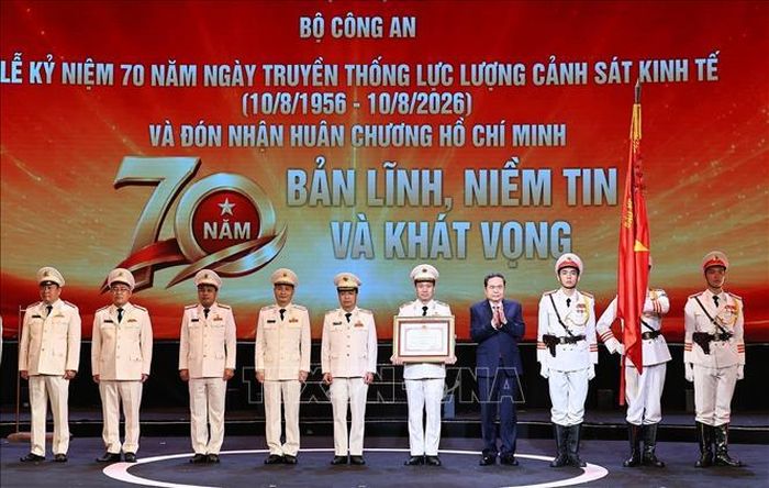 Chủ tịch Quốc hội Trần Thanh Mẫn trao Huân chương Hồ Chí Minh tặng lực lượng Cảnh sát kinh tế. Ảnh: Doãn Tấn/TTXVN