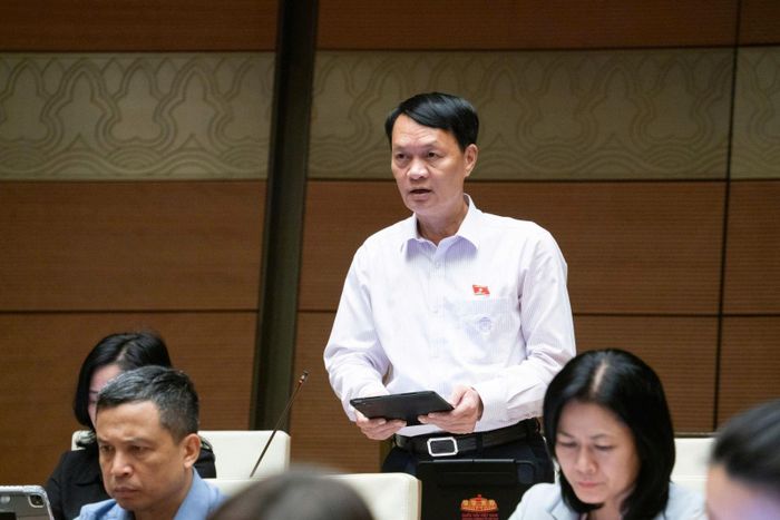 Thiếu tướng Lương Đình Hưng, Phó Tư lệnh Pháp luật BTL Cảnh sát biển, ĐBQH tỉnh Nghệ An phát biểu.