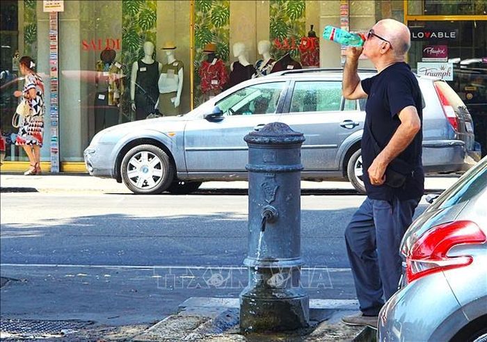 Chuỗi sóng nhiệt năm nay thiết lập một "trạng thái bình thường mới" tại Italy do sự thống trị dai dẳng của khối áp cao Bắc Phi, đẩy lùi hoàn toàn không khí dịu mát từ Đại Tây Dương. Ảnh: Việt Hải/PV TTXVN tại Italy