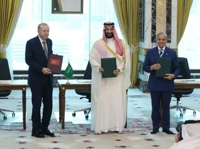 Trong ảnh, từ trái sang, Tổng thống Thổ Nhĩ Kỳ, Recep Tayyip Erdogan, Thái tử Saudi Arabia, Mohammed bin Salman và Thủ tướng Pakistan, Shehbaz Sharif sau lễ ký tại Cung điện Al-Safa. Ảnh: Anadolu