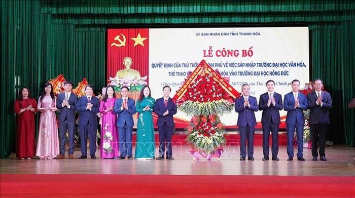 Đồng chí Lê Đức Thái, Ủy viên Trung ương Đảng, Bí thư Tỉnh ủy, Trưởng đoàn ĐBQH tỉnh cùng các đồng chí lãnh đạo tỉnh chúc mừng Trường Đại học Hồng Đức.