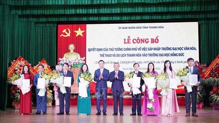 Bí thư Tỉnh ủy Thanh Hóa Lê Đức Thái và Phó Bí thư Tỉnh ủy, Chủ tịch UBND tỉnh Tô Anh Dũng trao Quyết định của Chủ tịch UBND tỉnh bổ nhiệm Hiệu trưởng, các Phó Hiệu trưởng Trường Đại học Hồng Đức cho các cá nhân.