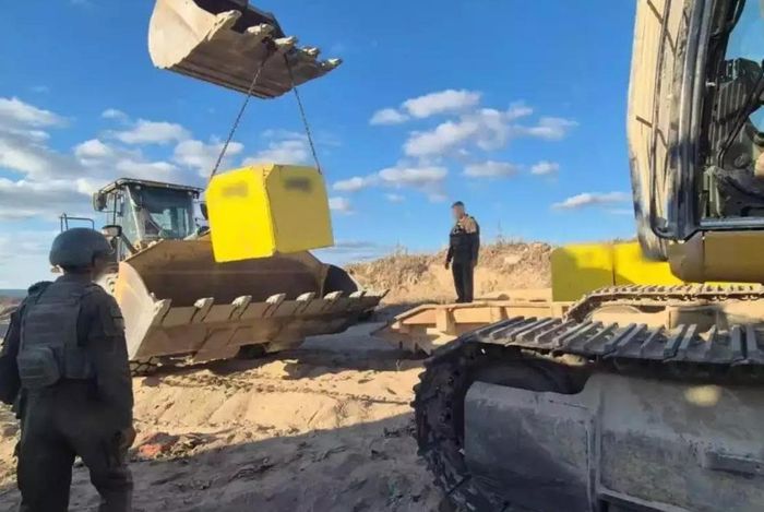 Binh sĩ Israel đánh dấu Đường Vàng tại Dải Gaza bằng những khối bê tông sơn màu vàng. Ảnh IDF