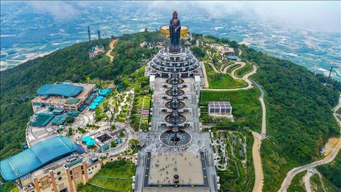 Toàn cảnh Khu du lịch Quốc gia Núi Bà Đen. Ảnh: Minh Phú/TTXVN
