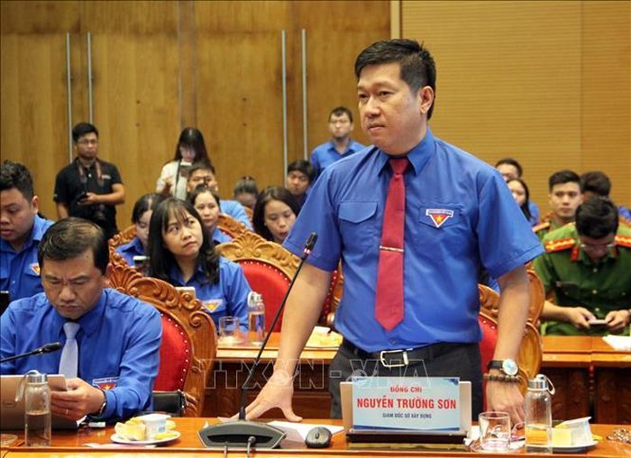 Đại diện các sở, ban, ngành trả lời tại buổi đối thoại.