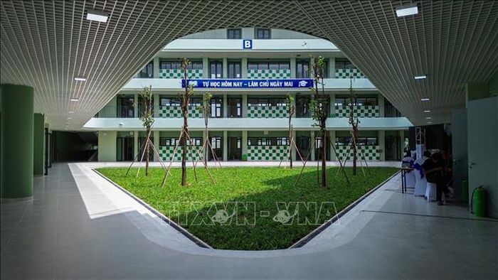 Một góc khuôn viên Trường Trung học cơ sở Nguyễn Thái Học được xây dựng khang trang, hiện đại.