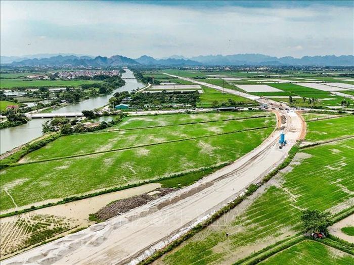 Công trường Dự án xây dựng tuyến đường Mỹ Đình - Ba Sao - Bái Đính (đoạn nối từ đường trục phía Nam đến đường Hương Sơn - Tam Chúc). Ảnh: Trung Nguyên/TTXVN