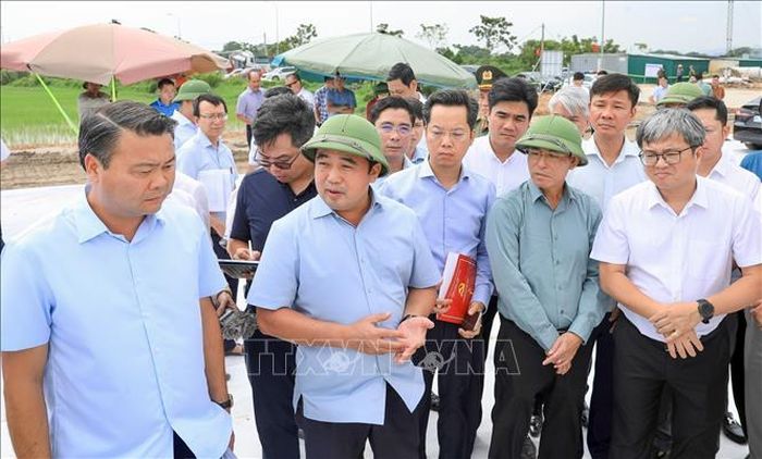 Bí thư Thành ủy Hà Nội Trần Đức Thắng và Đoàn công tác của thành phố Hà Nội kiểm tra thực địa tại Dự án xây dựng tuyến đường Mỹ Đình - Ba Sao - Bái Đính (đoạn nối từ đường trục phía Nam đến đường Hương Sơn - Tam Chúc). Ảnh: Trung Nguyên/TTXVN