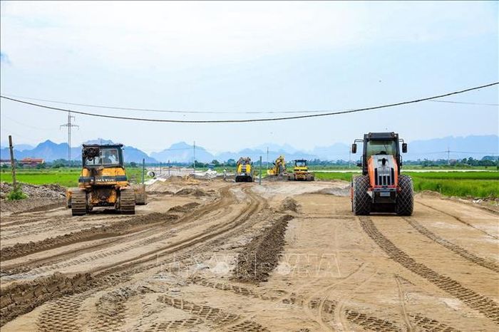 Công trường thi công Dự án xây dựng tuyến đường kết nối đường Pháp Vân - Cầu Giẽ với đường Vành đai 3. Ảnh: Trung Nguyên/TTXVN