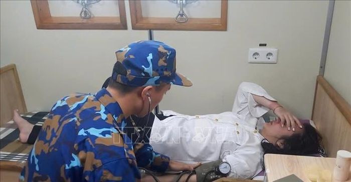 Nạn nhân được kiểm tra sức khỏe trên tàu. Ảnh: TTXVN phát