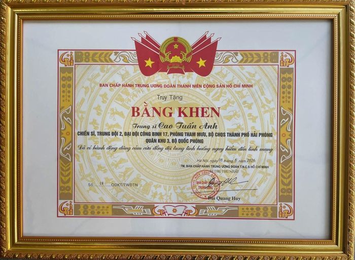 Ban Chấp hành Trung ương Đoàn TNCS Hồ Chí Minh truy tặng Bằng khen đối với Trung sĩ Cao Tuấn Anh vì đã có hành động dũng cảm cứu đồng đội trong tình huống nguy hiểm đến tính mạng. Ảnh: Quân khu 3