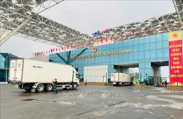 Các xe hàng nối đuôi nhau thông quan qua cầu Bắc Luân II, Cửa khẩu quốc tế Móng Cái. Ảnh: Thanh Vân/TTXVN.