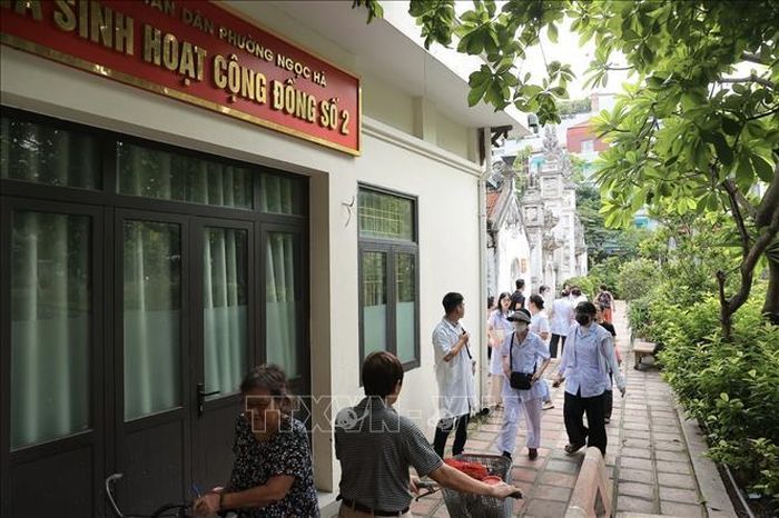 Trước diễn biến sốt xuất huyết trên địa bàn Hà Nội tiếp tục gia tăng, Sở Y tế Hà Nội đã thành lập các đoàn công tác kiểm tra, giám sát công tác phòng, chống dịch tại nhiều địa phương, yêu cầu chủ động phát hiện, xử lý ổ dịch từ sớm, từ cơ sở, quyết tâm không để dịch bệnh lan rộng. Ảnh: Minh Quyết/TTXVN