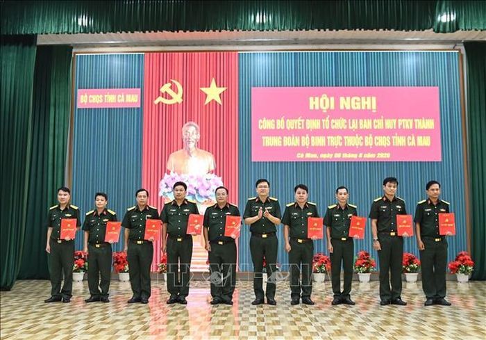 Đại tá Võ Thành Lê, Tỉnh ủy viên, Chính ủy Bộ CHQS tỉnh Cà Mau trao Quyết định thành lập Đảng bộ và chỉ định Ban Chấp hành, Ban Thường vụ, Bí thư, Phó Bí thư Đảng ủy Trung đoàn Bộ binh KTT 46 nhiệm kỳ 2025 - 2030. Ảnh: Chanh Đa/TTXVN