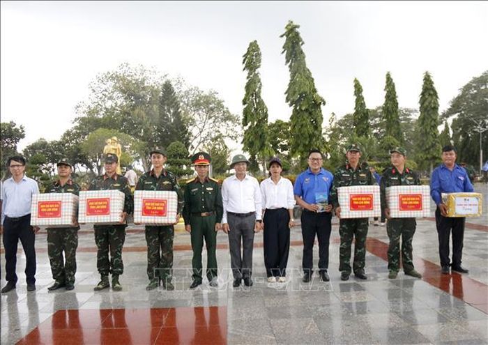 Đoàn công tác của UBND tỉnh Lâm Đồng tặng quà động viên cán bộ, chiến sĩ đang thực hiện lấy mẫu hài cốt tại Nghĩa trang Liệt sĩ Bình Thuận.