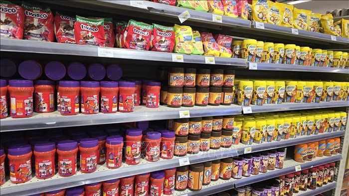 Các loại thực phẩm có nguồn gốc ca cao trên kệ hàng một siêu thị.