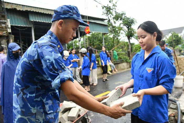 Hải đội 102, Bộ Tư lệnh Vùng Cảnh sát biển 1 và thanh niên xã Đan Hải, tỉnh Hà Tĩnh tham gia chiến dịch thanh niên tình nguyện. Ảnh: Đăng Đức
