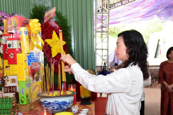 Thứ trưởng Bộ Công Thương Phan Thị Thắng cùng đoàn công tác dâng hương tưởng niệm các anh hùng liệt sĩ tại Công viên Lê Thị Riêng.