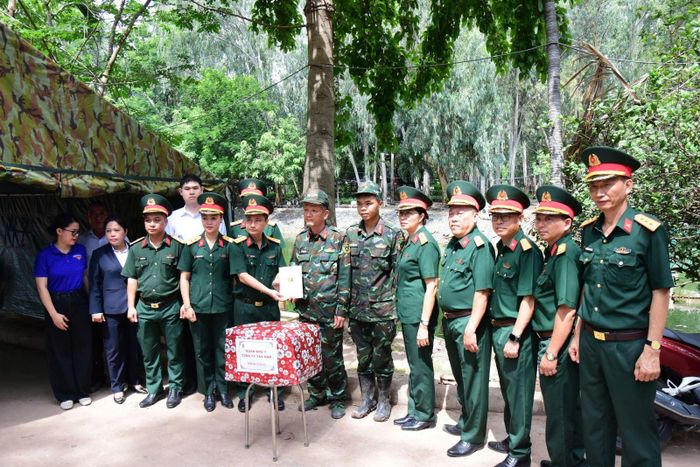 Đoàn công tác Công ty Tây Nam, Quân khu 7 đã đến thăm, động viên và trao tặng những phần quà thiết thực cho các lực lượng đang thực hiện nhiệm vụ tại Công viên Lê Thị Riêng.