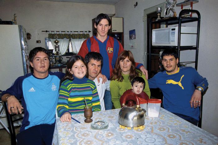 Gia đình của cầu thủ Lionel Messi năm 2003 tại nhà Rosario. Ảnh: Marcelo Boeri/El Grafico