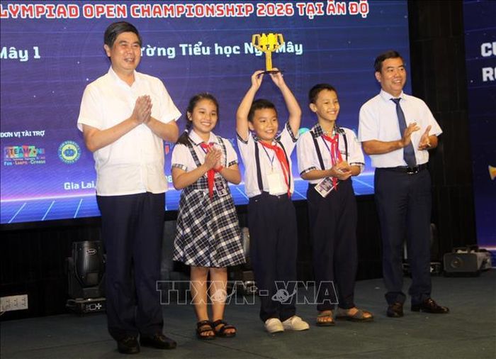 Các đại biểu hành trao Cup và chọn Đội TH Ngô Mây 1, Trường Tiểu học Ngô Mây vô địch bảng B1 sẽ đại diện tham gia WRO Open Championship tổ chức tại Ấn Độ vào tháng 9/2026.