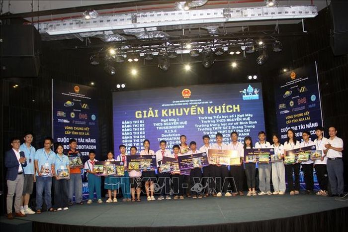 Đại biểu trao thưởng cho các đội đoạt giải.