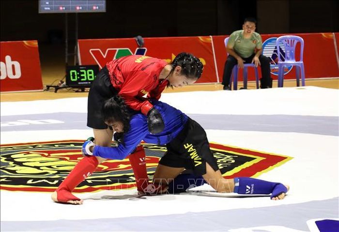 Các vận động viên nữ tranh tài sau lễ khai mạc.