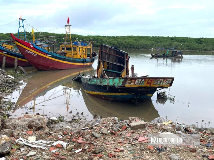 Trao đổi với Người Đưa Tin, ông Trần Thanh Giáp - Phó Chủ tịch UBND xã Diễn Kim - cho biết, xã đã nắm được thực trạng trên. Địa phương đã thông báo, yêu cầu các chủ tàu có trách nhiệm tự di dời phương tiện cũ nát ra khỏi khu vực. Với các trường hợp vô chủ, cơ quan chức năng sẽ lập phương án cưỡng chế, xử lý theo quy định. Đặc biệt, giải pháp căn cơ hiện nay là địa phương sẽ kết hợp với 2 dự án nạo vét luồng lạch của tỉnh đang triển khai để giải phóng xác tàu ra khỏi luồng lạch.
