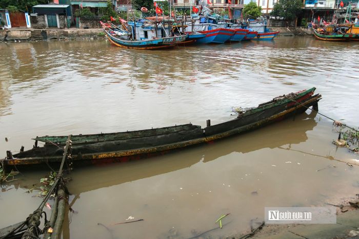 Đi dọc luồng tuyến Lạch Vạn, không khó để bắt gặp những xác tàu cá "vô chủ" nằm chìm nổi lập lờ. 