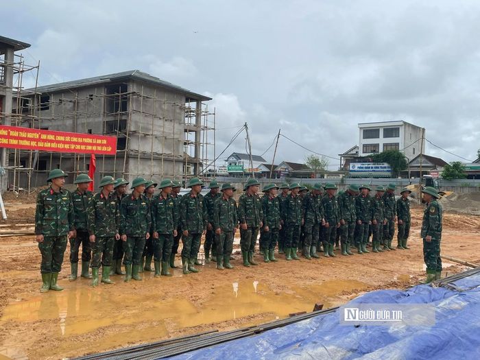 Thấu hiểu tính chất cấp bách của công trình giáo dục vùng cao, Ban chỉ huy Trung đoàn 335, Sư đoàn 324 - đơn vị đóng quân trên địa bàn xã Anh Sơn - đã điều động 50 cán bộ, chiến sĩ cơ động đến hiện trường, bắt tay ngay vào các phần việc hỗ trợ các nhà thầu thi công. Thời gian phối hợp thi công diễn ra từ ngày 4/8 đến ngày 30/8 và phấn đấu bàn giao, đưa công trình vào sử dụng đúng tiến độ.