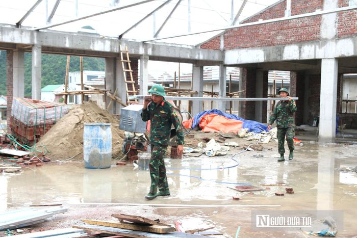 Mặc cho thời tiết mưa nắng thất thường, những người lính Trung đoàn 335 vẫn kiên cường bám trụ công trường, dốc sức vượt qua mọi trở ngại để hoàn thiện công trình cùng công nhân nhà thầu thi công.