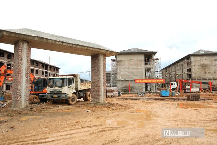 Trường PTNTLC TH&THCS Anh Sơn là 1 trong 10 trường phải xây dựng hoàn thành trước tháng 8/2026. Xã Anh Sơn, tỉnh Nghệ An đã lựa chọn khuôn viên Trường THCS Phúc Sơn cũ làm vị trí triển khai thi công. Dự án được thực hiện trên diện tích khoảng 5 ha, quy mô 35 lớp với 1.385 học sinh. Việc cải tạo nền móng cũ đến xây mới các dãy nhà hiệu bộ, phòng học chức năng và khu nội trú đòi hỏi một nguồn lực thi công lớn. Các đơn vị thi công đang tổ chức tăng ca, đẩy nhanh tiến độ để kịp hoàn thành, nghiệm thu, đưa vào sử dụng các hạng mục ưu tiên theo đúng kế hoạch.