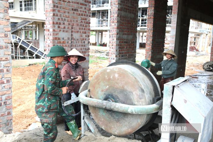 Bộ đội bắt nhịp nhanh với công việc của nhà thầu, trực tiếp hỗ trợ thợ xây từ khâu vận chuyển vật liệu đến thi công thô, giúp giảm tải khối lượng công việc nặng nhọc tại công trường. Thông qua hoạt động này, cán bộ Trung đoàn 335 khẳng định vai trò xung kích trong công tác dân vận, xây dựng mối đoàn kết gắn bó máu thịt với nhân dân. Những việc làm cụ thể thiết thực đã góp phần lan toả hình ảnh Bộ đội Cụ Hồ gần dân, trọng dân, sẵn sàng sẻ chia khó khăn với địa phương.