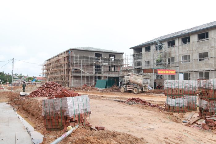 Tuy nhiên, do vị trí thi công thuộc vùng sâu vùng xa, việc khan hiếm nhân công tại chỗ cùng thời tiết mưa kéo dài đã ảnh hưởng đến tiến độ của công trình. Trước áp lực thời gian chuẩn bị cho năm học mới đang cận kề, nguy cơ chậm trễ hoàn thiện công trình trở thành bài toán vô cùng nan giải đối với các đơn vị thi công.