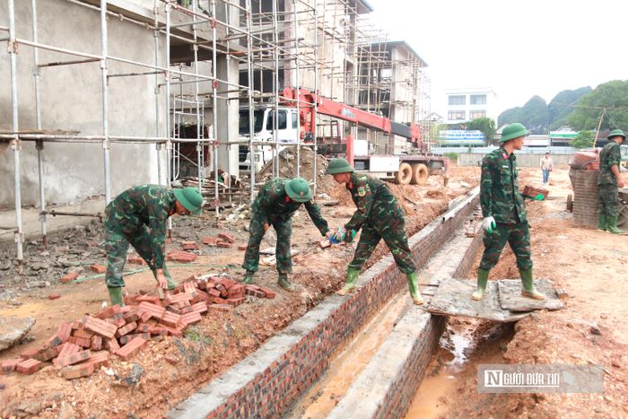 Cán bộ, chiến sĩ tham gia hỗ trợ vận chuyển vật liệu xây dựng, san gạt mặt bằng, trộn hồ, dọn dẹp,... hỗ trợ thi công các hạng mục.