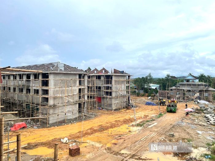 Chia sẻ về tiến độ hiện tại, ông Trần Hoàng Việt, đại diện Công ty Đầu tư xây dựng và Dịch vụ Thương mại Việt Anh, thông tin: “Đến thời điểm này, tổng thể các hạng mục thi công đã đạt 75%. Riêng khối nhà học và nhà hiệu bộ đạt tầm 80%, hiện chỉ còn công đoạn ốp lát, sơn bả và chuẩn bị lợp mái. Để đẩy nhanh tiến độ, chúng tôi đang huy động lực lượng tổng lực bao gồm cả bộ đội và công nhân với gần 500 người trên công trường. Khó khăn lớn nhất lúc này vẫn là thời tiết mưa nhiều, ảnh hưởng nhiều đến tiến độ. Tuy nhiên, đơn vị đang nỗ lực phấn đấu cao nhất để hoàn thành các hạng mục chính như 6 căn nhà học, nhà hiệu bộ và nhà ăn trước ngày 26/8”.