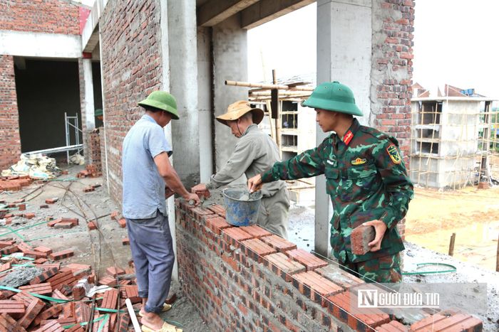 Trao đổi với Người Đưa Tin, Thiếu tá Nguyễn Đức Toàn, Phó chủ nhiệm Hậu cần - Kỹ thuật Trung đoàn 335, chỉ huy trực tiếp lực lượng tại công trường, khẳng định: “Ngay khi nhận kế hoạch và mệnh lệnh từ cấp trên, đơn vị đã khẩn trương khắc phục mọi khó khăn, phối hợp chặt chẽ với nhà thầu để thi công. Đơn vị xác định quyết tâm cao, dù khí hậu nơi vô cùng khắc nghiệt, nắng mưa thất thường nhưng chúng tôi phấn đầu quyết tâm hoàn thành các hạng mục đảm bảo tiến độ và an toàn. Toàn đơn vị đồng lòng góp công sức cùng các đơn vị thi công xây dựng trường học, quyết tâm để các em học sinh đến trường theo đúng kế hoạch”.