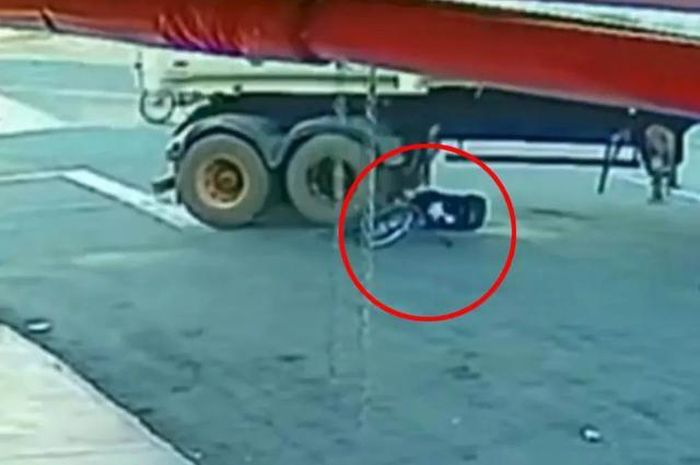 Bánh xe khổng lồ suýt cán trúng người cậu bé. (Nguồn: Clipzilla)