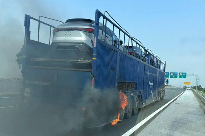 Lửa bùng lên từ bánh sau của sơ mi rơ-moóc cháy lan lên phía trên. Ảnh: Vũ Liễu. Ảnhr: Vietnamnet