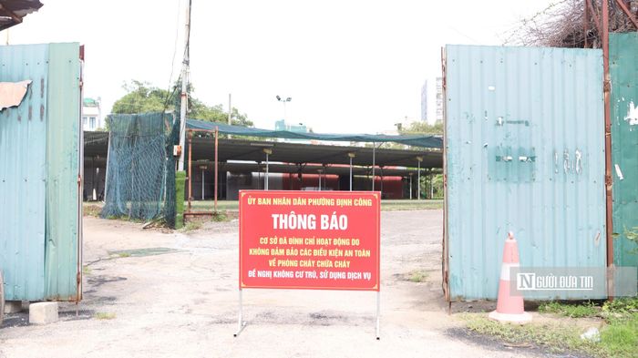 Một số cơ sở không đảm bảo trông giữ xe đã được UBND phường Định Công gắn biển cảnh báo.