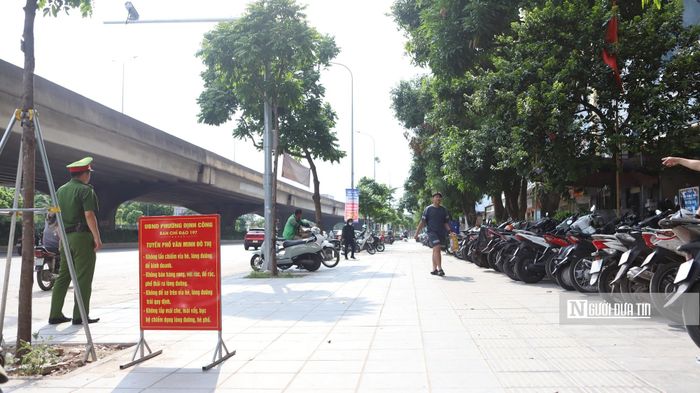 Việc thiếu hụt điểm trông giữ xe tại phường Định Công đang gây ra nỗi lo cho người dân và áp lực không hề nhẹ cho chính quyền sở tại.