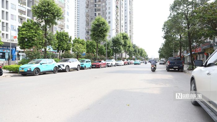 Các phương tiện chủ yếu đỗ xe dọc 2 bên đường trong khu đô thị Đại Kim vì thiếu điểm trông giữ xe.
