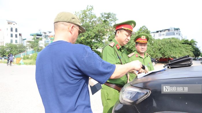 Lực lượng Công an phường Định Công xử lý trường hợp vi phạm liên quan đến trật tự giao thông trên địa bàn phường.