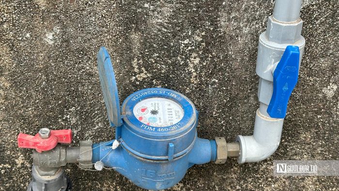 Người dân khu vực chợ Bình An vẫn phải xoay xở nguồn nước cho sinh hoạt và hoạt động buôn bán hằng ngày.